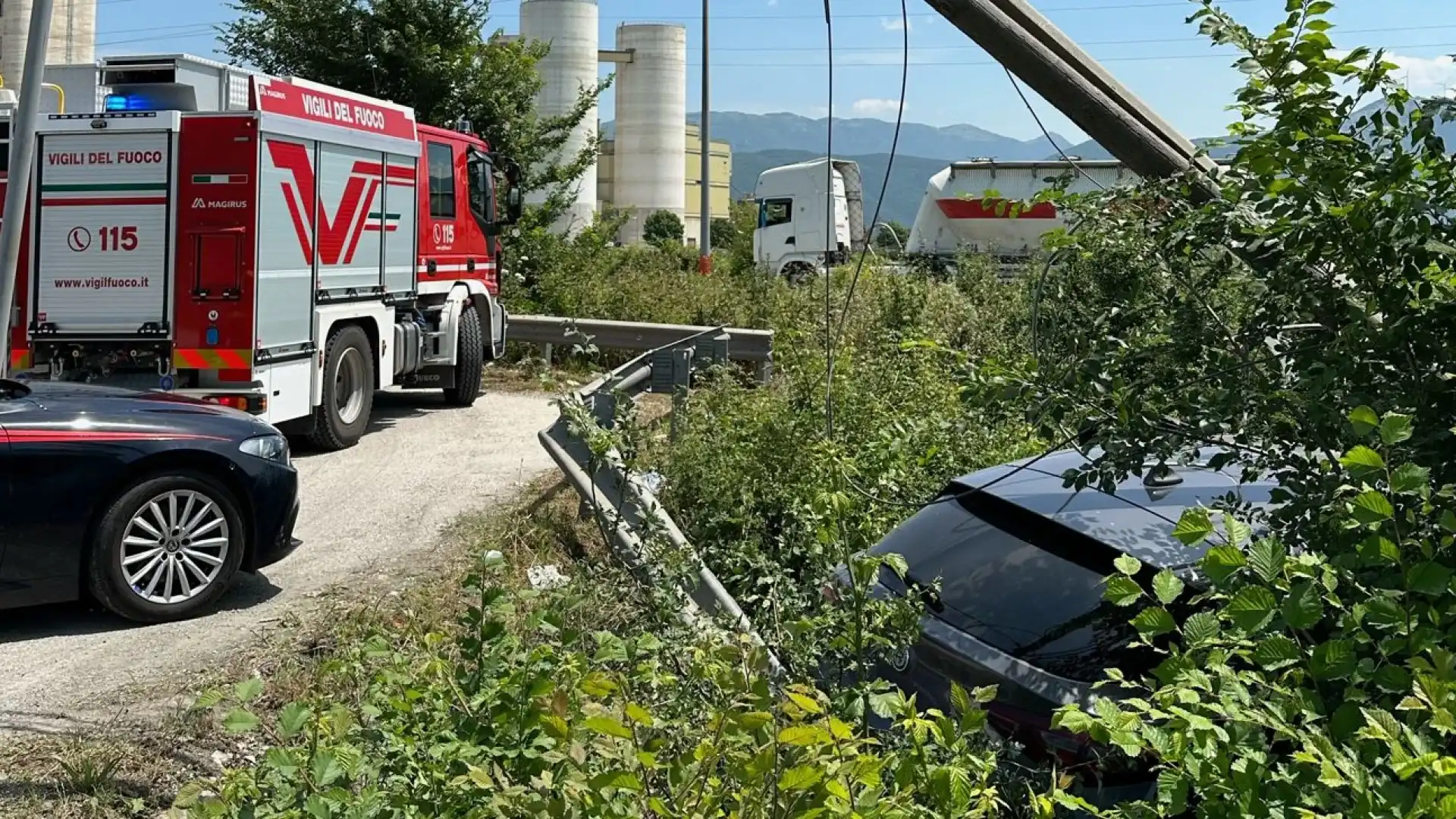 Sesto Campano: auto esce fuori strada sulla statale 85 Venafrana. Sul posto i Vigili del Fuoco di Isernia.